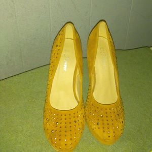 Pump stoned heel